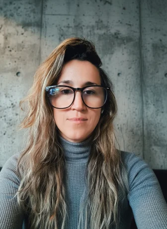 Arquitecta trabajando en planos de construcción sostenible